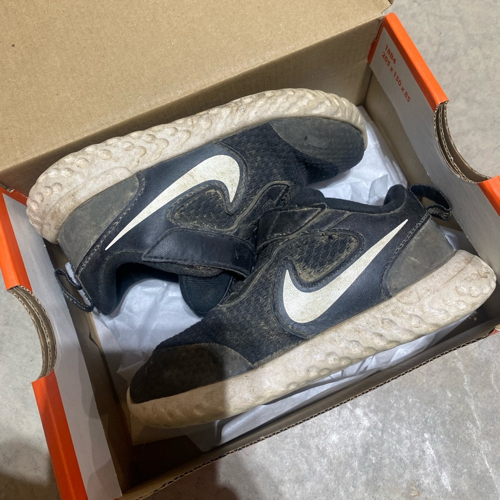 Nike Revolution 5 Sneakers